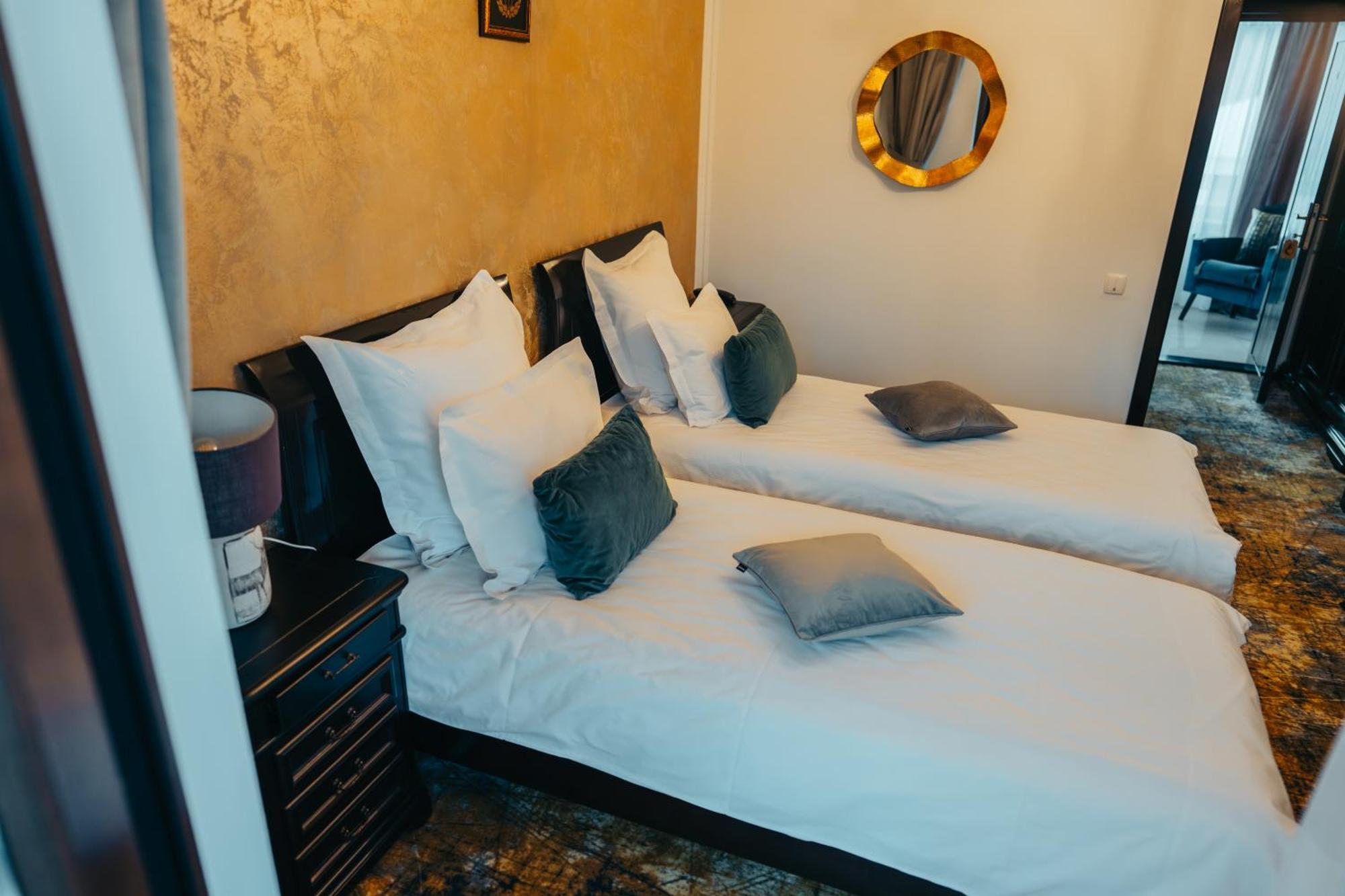 Curtea Domneasca Hotel Vaslui Bagian luar foto