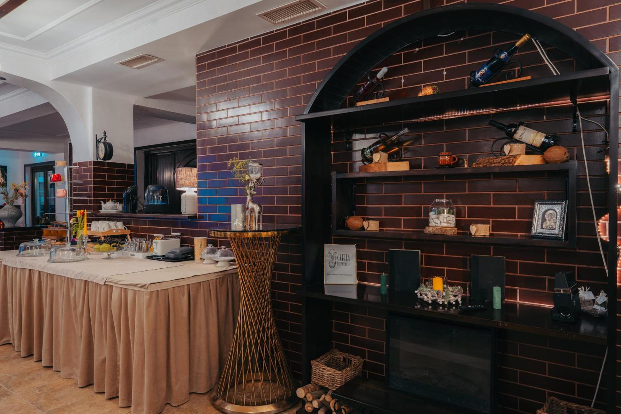 Curtea Domneasca Hotel Vaslui Bagian luar foto